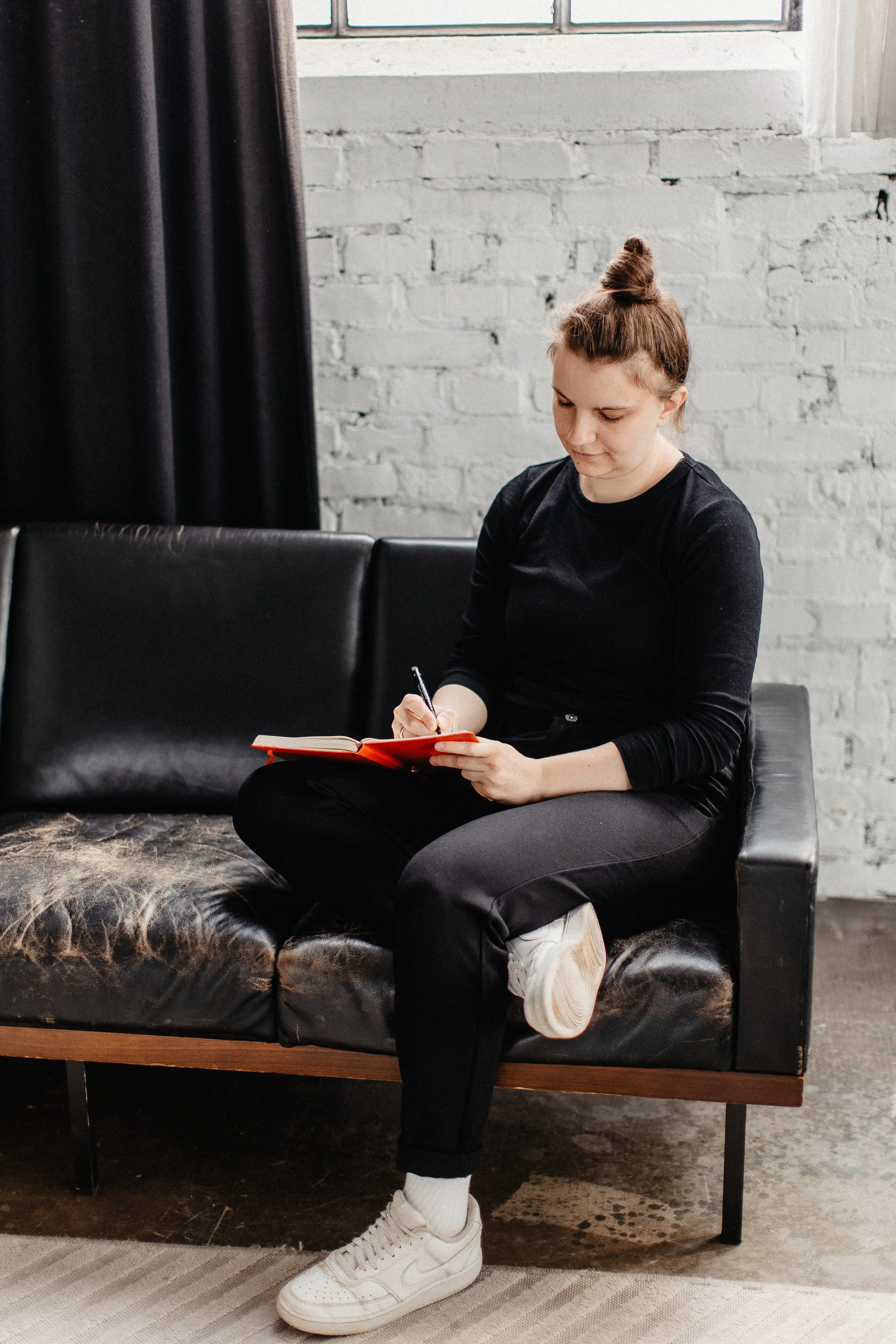 Lea beim Arbeiten an ihrem Notion-System