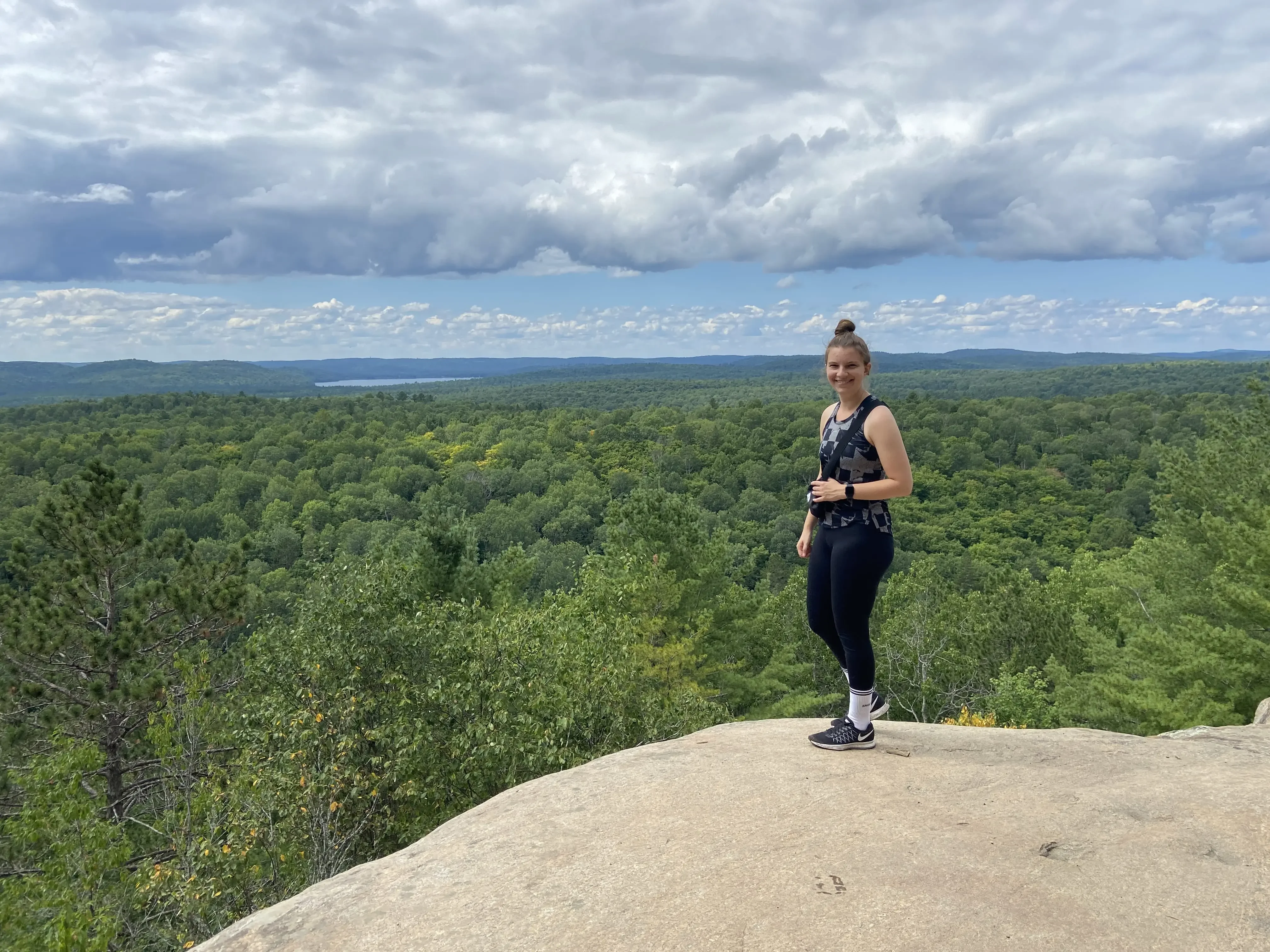 Lea draußen, in einer ruhigen Aufnahme